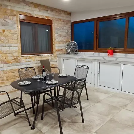 Victoria's * Nea Triglia